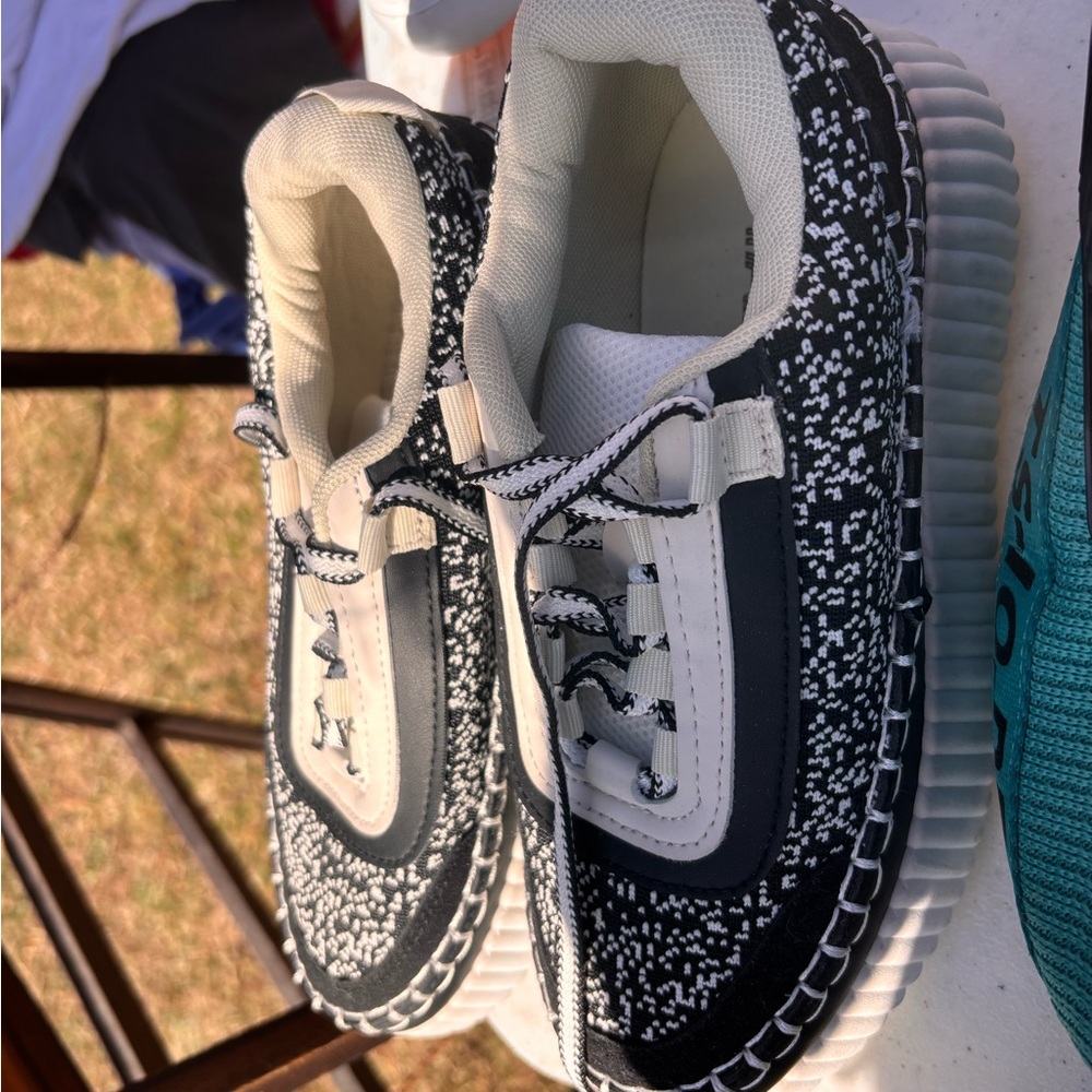 Stylish Black and White Womans Shoes